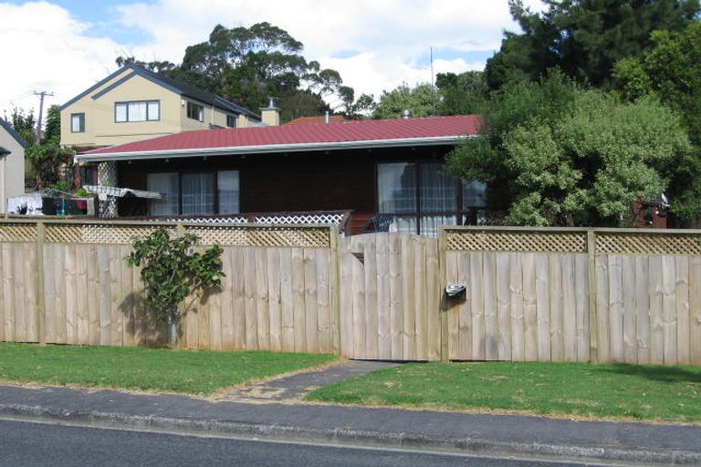 Photo of property in 12 Cliff View Drive, Green Bay, Auckland, 0604