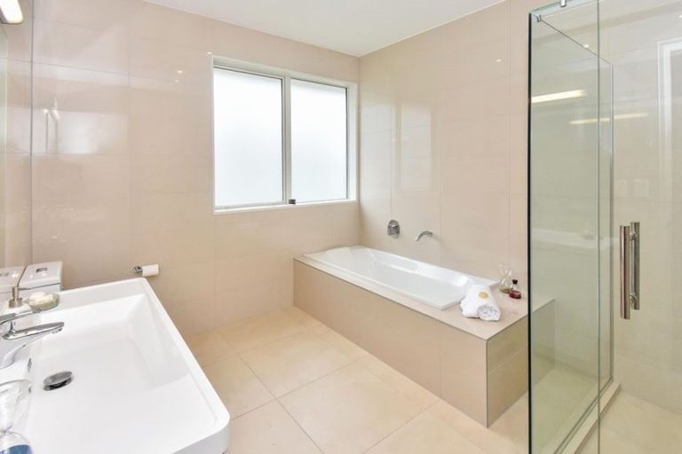 Photo of property in 22 Kilmacrennan Drive, Rosehill, Papakura, 2113