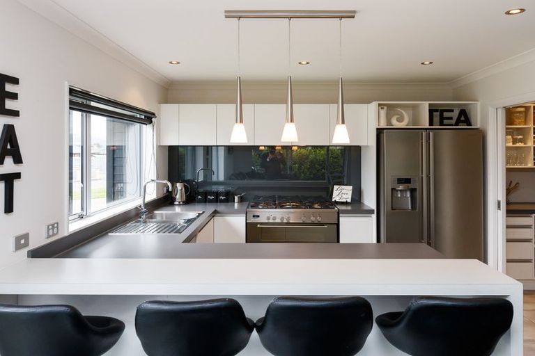 Photo of property in 4 D'urville Place, Kelvin Grove, Palmerston North, 4414