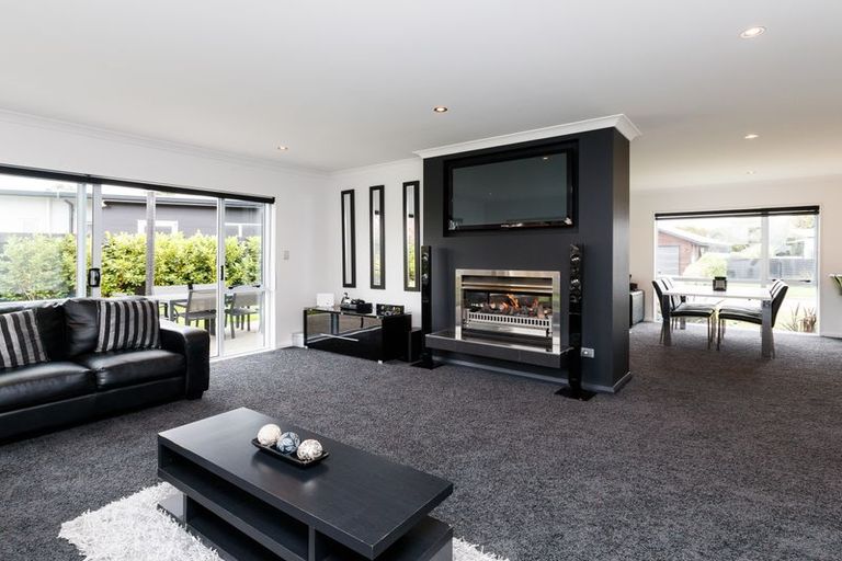 Photo of property in 4 D'urville Place, Kelvin Grove, Palmerston North, 4414