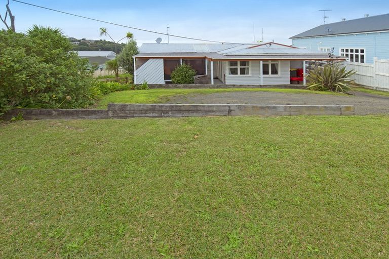 Photo of property in 1049 Whangaparaoa Road, Tindalls Beach, Whangaparaoa, 0930