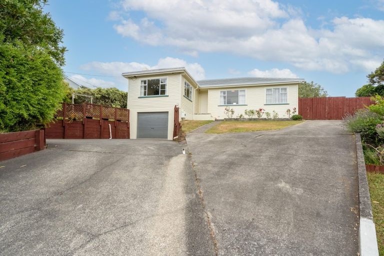 Photo of property in 37 Hampton Hill Road, Tawa, Wellington, 5028