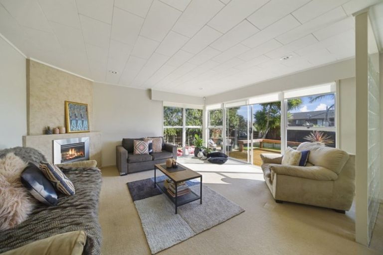 Photo of property in 17 Tupaki Place, Pakuranga Heights, Auckland, 2010