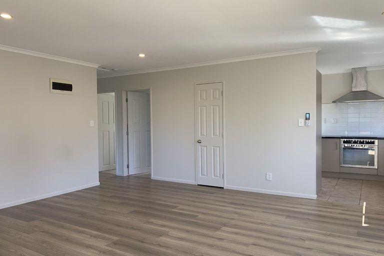 Photo of property in 8 Kayle Glen, West Harbour, Auckland, 0618