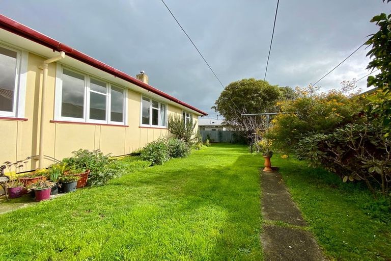 Photo of property in 7 Exeter Crescent, Takaro, Palmerston North, 4412