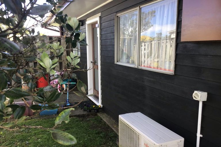 Photo of property in 27a-b Cheyne Walk, Newlands, Wellington, 6037