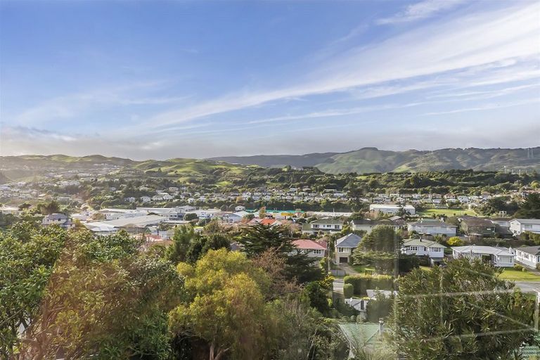 Photo of property in 14 Lane Crescent, Tawa, Wellington, 5028