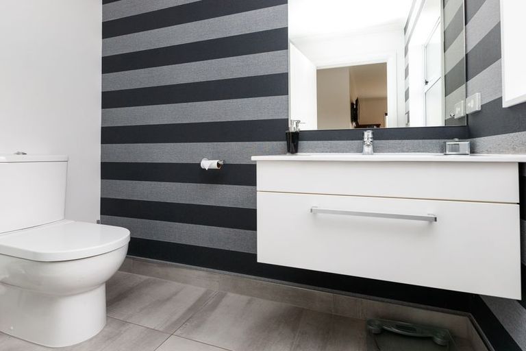 Photo of property in 4 D'urville Place, Kelvin Grove, Palmerston North, 4414