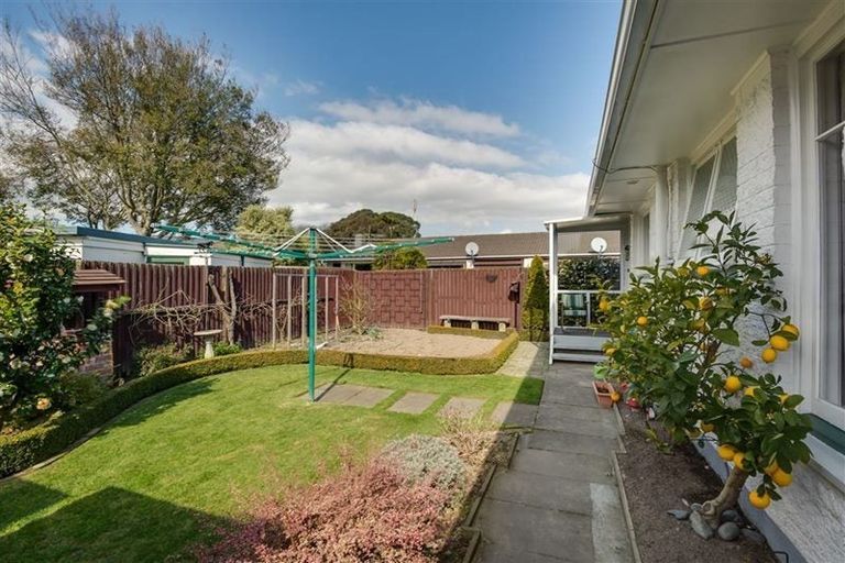 Photo of property in 2/202 Waimairi Road, Ilam, Christchurch, 8041