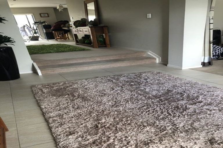 Photo of property in 18 Catlins Place, Fairview Heights, Auckland, 0632