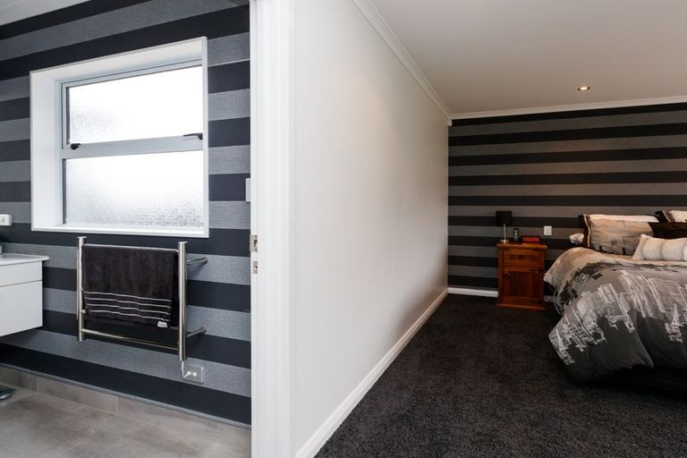 Photo of property in 4 D'urville Place, Kelvin Grove, Palmerston North, 4414