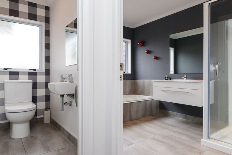 Photo of property in 4 D'urville Place, Kelvin Grove, Palmerston North, 4414