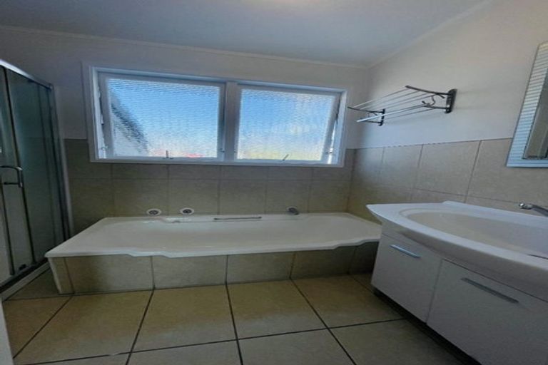 Photo of property in 1 Beldon Place, Pakuranga Heights, Auckland, 2010