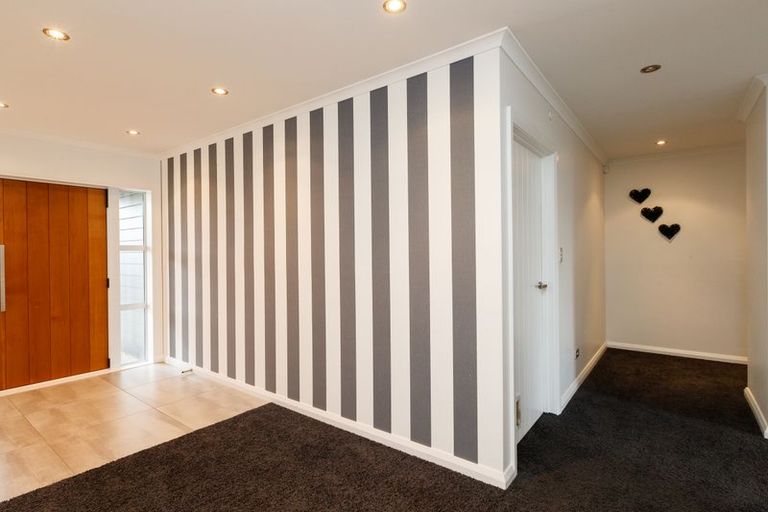 Photo of property in 4 D'urville Place, Kelvin Grove, Palmerston North, 4414