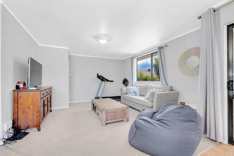 Photo of property in 2/4 Calvert Street, Papakura, 2110
