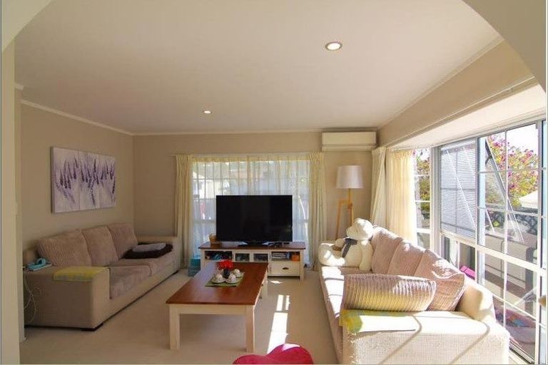 Photo of property in 1/10 Centorian Drive, Windsor Park, Auckland, 0632