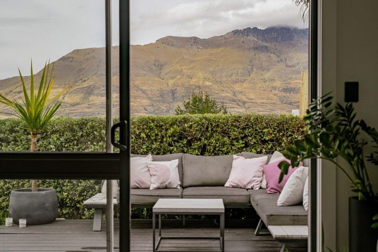 Photo of property in 17 Arawata Terrace, Fernhill, Queenstown, 9300
