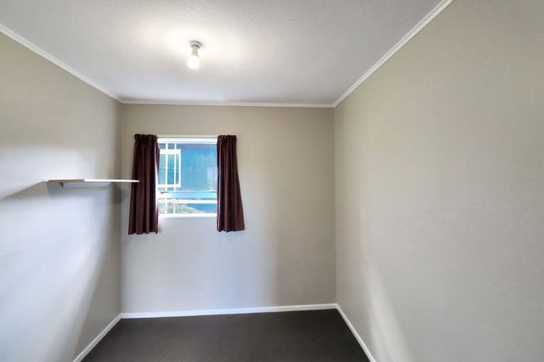 Photo of property in 23a Brooker Grove, Newlands, Wellington, 6037