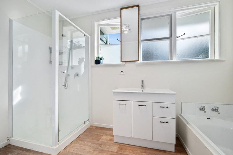 Photo of property in 2/11 Parakai Avenue, Parakai, 0830