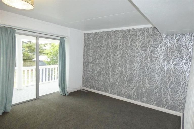 Photo of property in 2 Karoro Road, One Tree Point, 0118