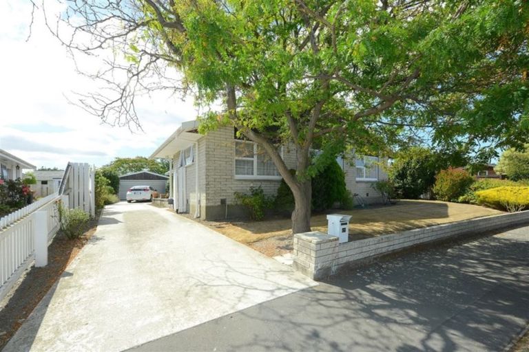 Photo of property in 17 Woodstock Place, Russley, Christchurch, 8042