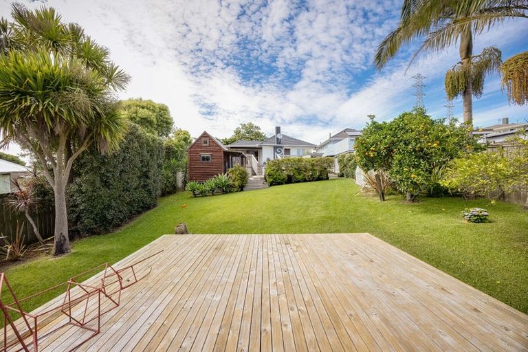 Photo of property in 16 Paton Avenue, Te Atatu South, Auckland, 0610