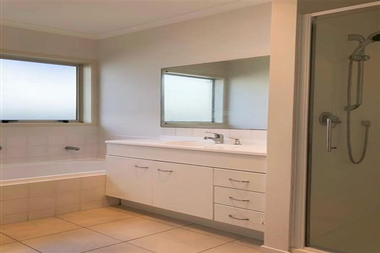 Photo of property in 48 San Marino Drive West, Henderson, Auckland, 0612