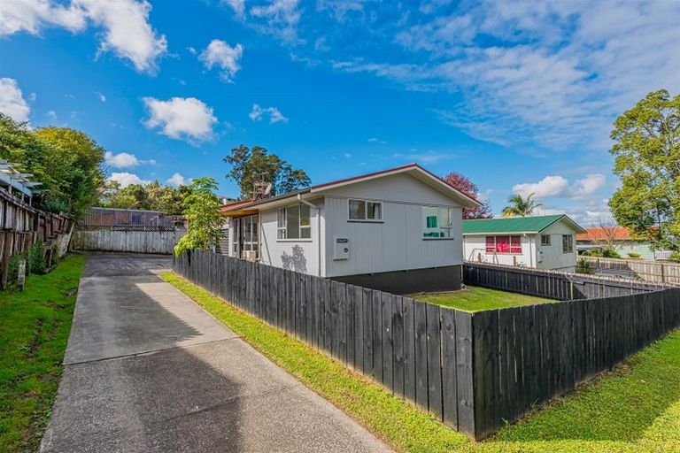 Photo of property in 1/26 Kemp Road, Massey, Auckland, 0614