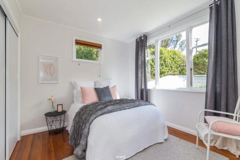 Photo of property in 27 Miromiro Road, Normandale, Lower Hutt, 5010