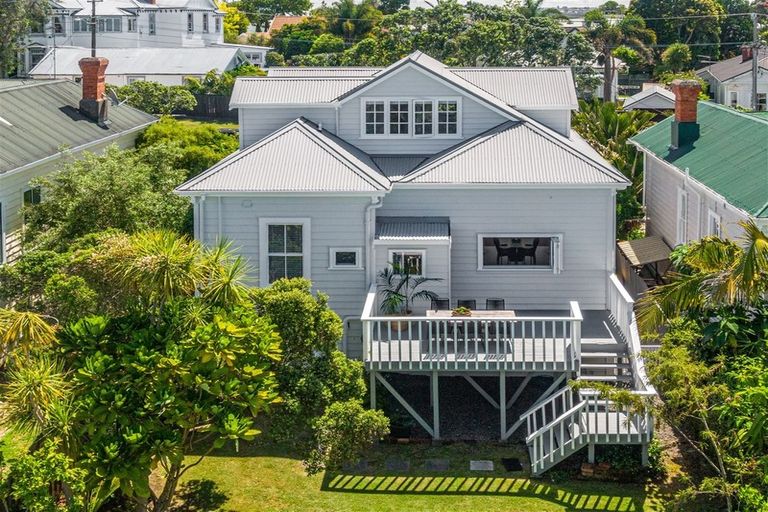 Photo of property in 4 William Bond Street, Stanley Point, Auckland, 0624