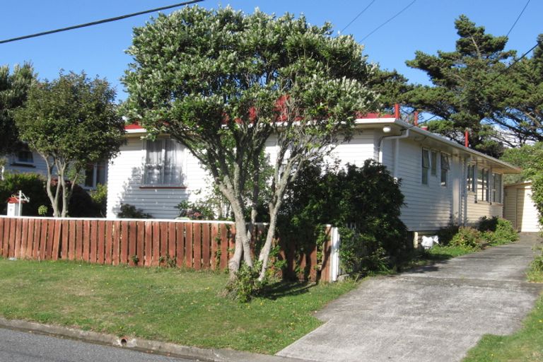 Photo of property in 4 Kenmore Street, Newlands, Wellington, 6037