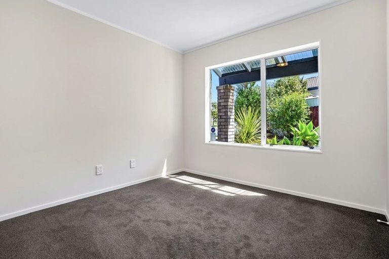 Photo of property in 11 Randwick Place, Randwick Park, Auckland, 2105