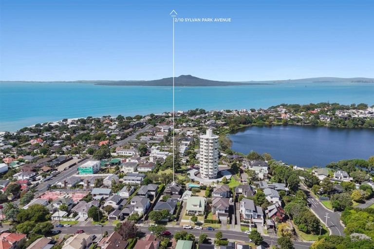 Photo of property in 2/10 Sylvan Park Avenue, Milford, Auckland, 0620