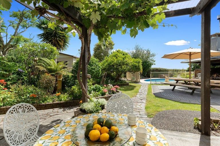 Photo of property in 723 Waitakere Road, Kumeu, 0891