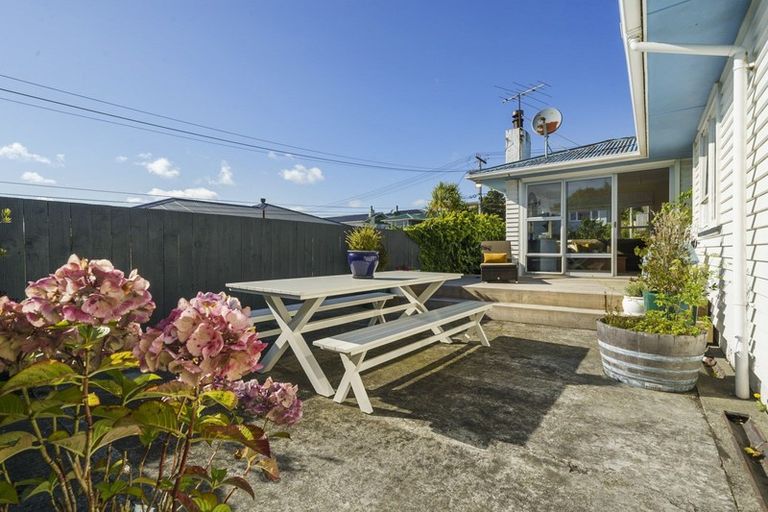 Photo of property in 8 Balmain Street, Newlands, Wellington, 6037
