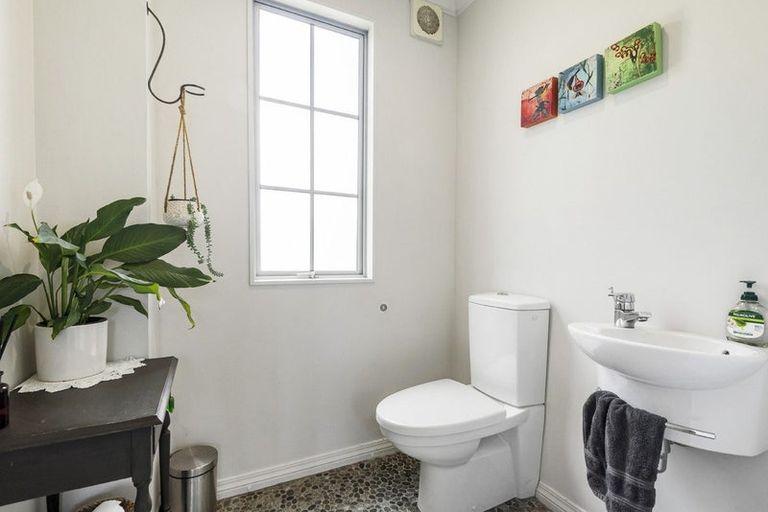 Photo of property in 5 Chatham Avenue, Paremoremo, Auckland, 0632