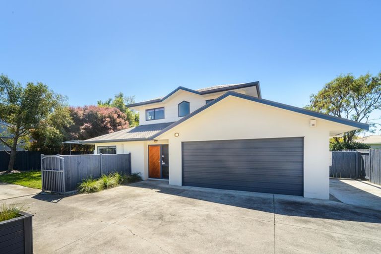 Photo of property in 17 Woburn Place, Takaro, Palmerston North, 4412