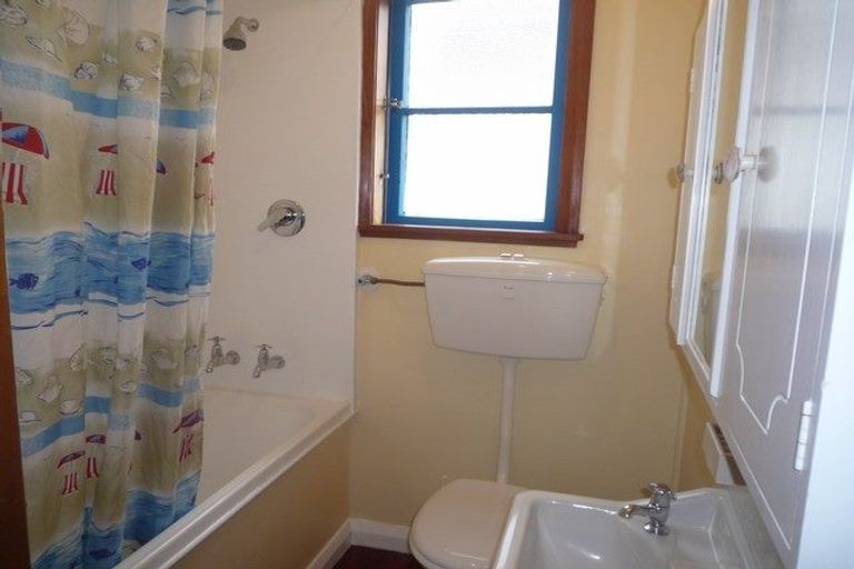 Photo of property in 12a Edinburgh Terrace, Berhampore, Wellington, 6023