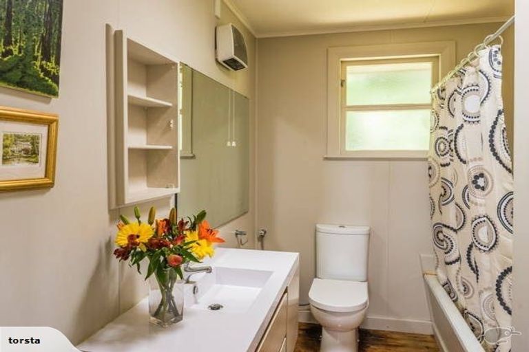 Photo of property in 22 Kiriwai Road, Paremata, Porirua, 5024