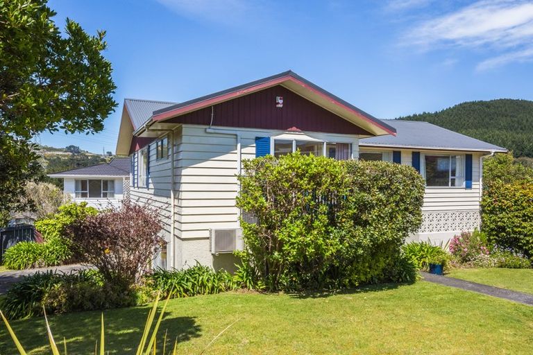 Photo of property in 1 Zande Terrace, Tawa, Wellington, 5028