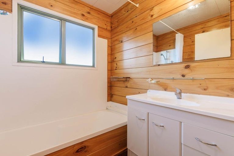 Photo of property in 13 Sunhaven Avenue, Glenfield, Auckland, 0629