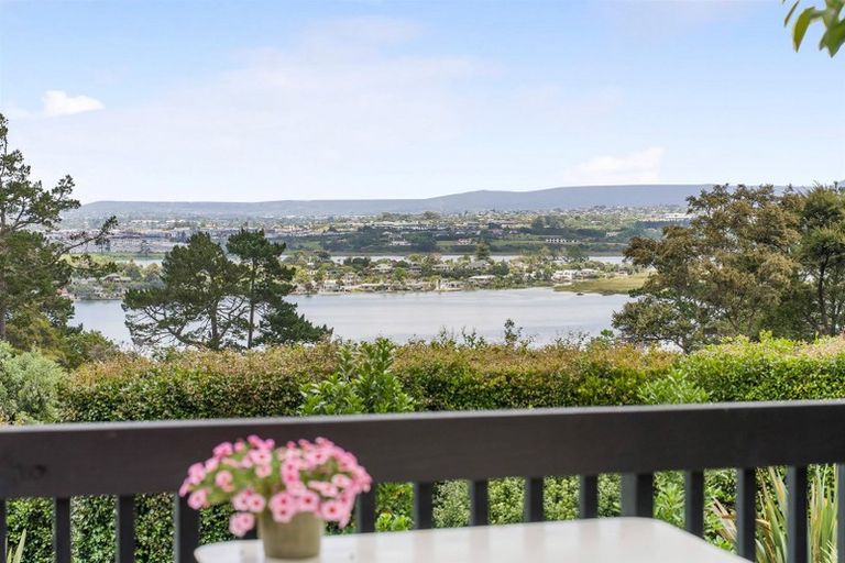 Photo of property in 7 Ngarahana Avenue, Paremoremo, Auckland, 0632