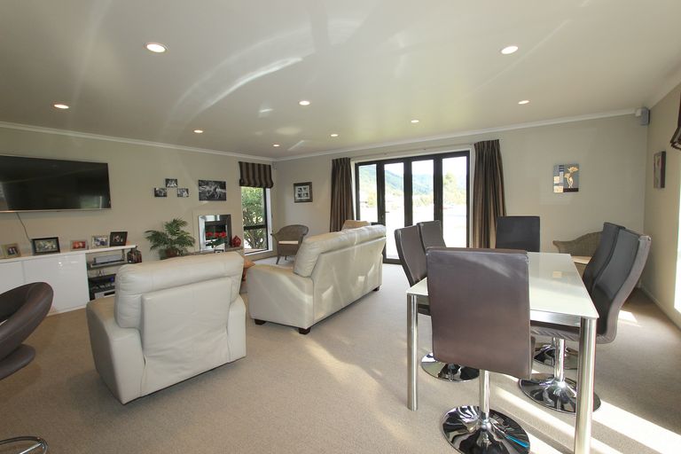 Photo of property in 191 Waikawa Road, Waikawa, Picton, 7220