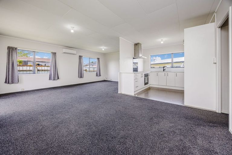Photo of property in 2/5 Solveig Place, Randwick Park, Auckland, 2105