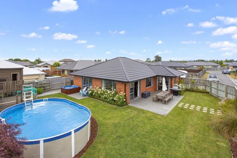 Photo of property in 35 Sequoia Way, Rangiora, 7400