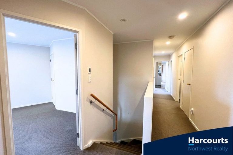 Photo of property in 25 Peterhouse Place, West Harbour, Auckland, 0618