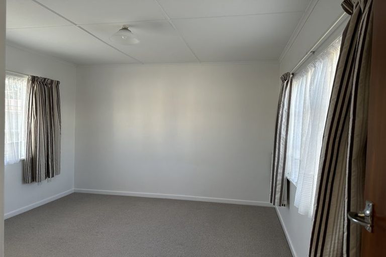 Photo of property in 18 Saulbrey Grove, Woburn, Lower Hutt, 5010