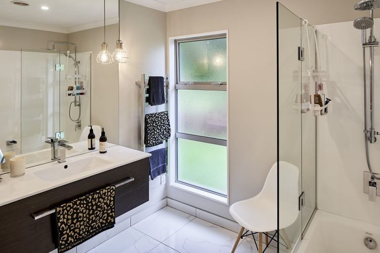 Photo of property in 18 Bloomsbury Grove, Newlands, Wellington, 6037