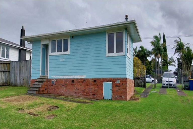 Photo of property in 30 Neil Avenue, Te Atatu Peninsula, Auckland, 0610