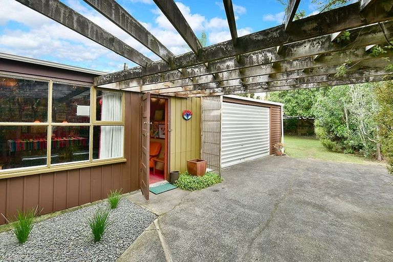 Photo of property in 20 Walton Street, Red Beach, 0932